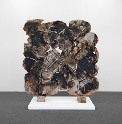 Giuseppe Spagnulo - Senza titolo, 2013 terracotta ingobbiata, ossido di ferro e ossido di rame, ferro 195 x 192 x 34 cm