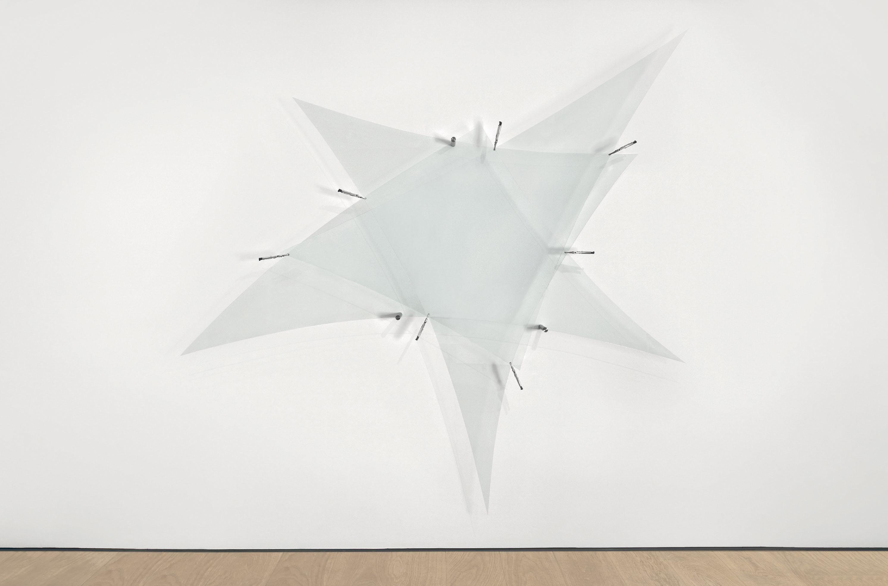 Arcangelo Sassolino Il vuoto attorno, 2019 vetro e acciaio 251 × 258,6 × 14,1 cm