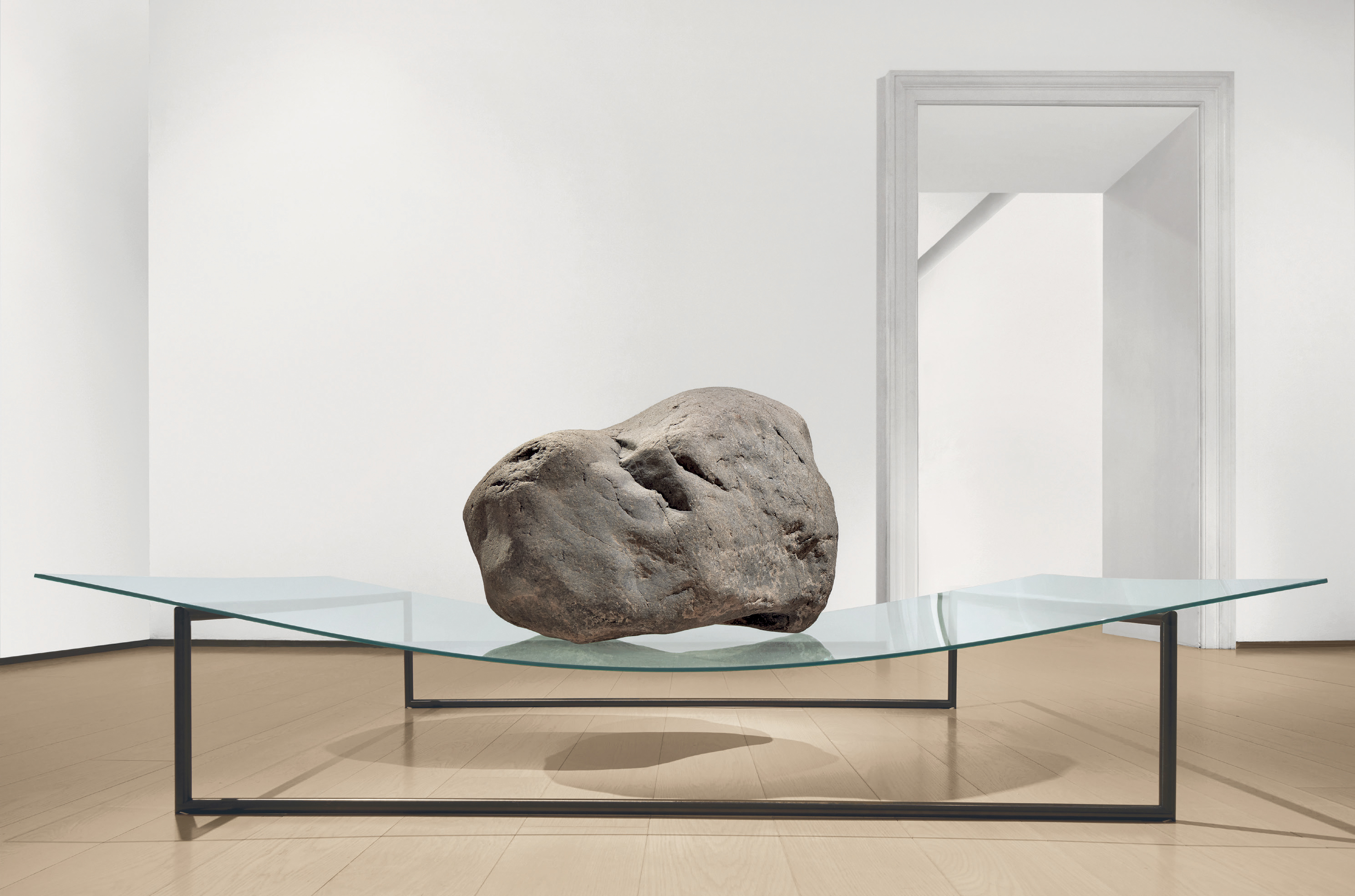 Arcangelo Sassolino Incombente, 2019 granito, vetro e acciaio 65,9 × 168,1 × 100 cm