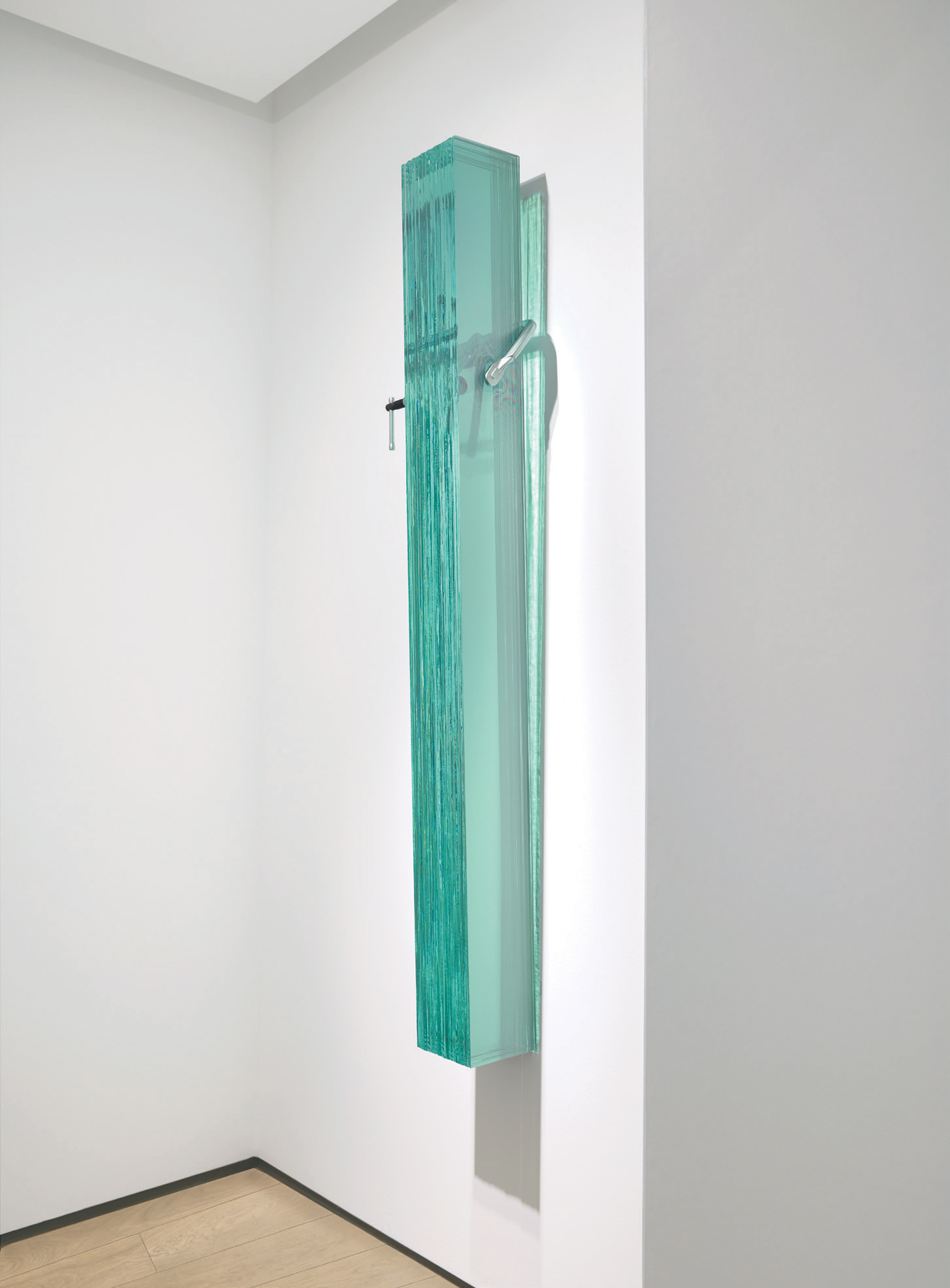Arcangelo Sassolino Qualcosa è cambiato, 2019 vetro e acciaio 183 × 43,9 × 22,8 cm