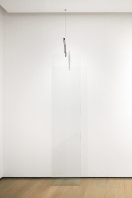 Arcangelo Sassolino - Attesa, 2019 vetro e acciaio 302,8 x 50 x 12,3 cm
