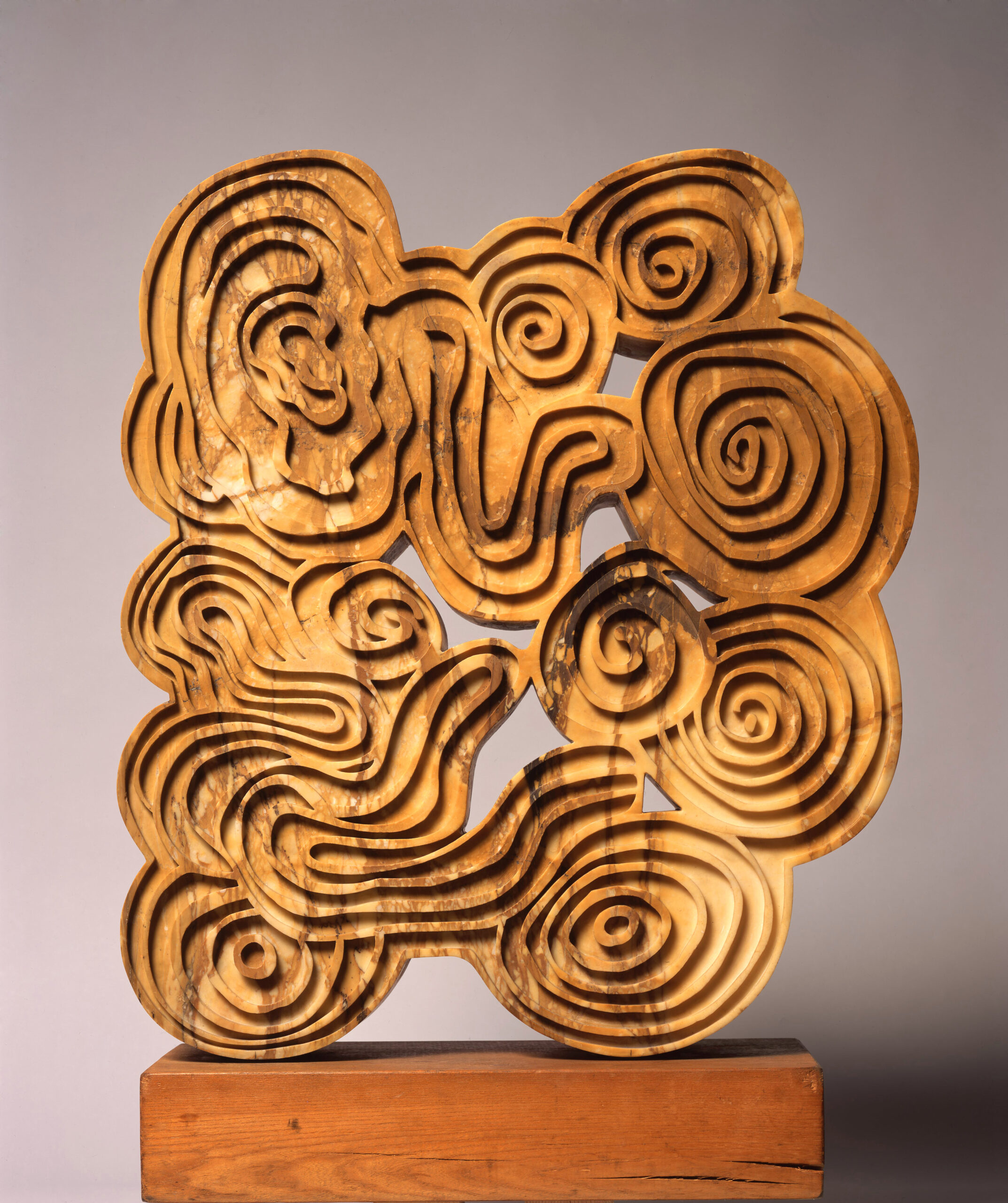 Pietro Consagra Bifrontale pietra della Versilia giallo di Siena, 1973 marmo giallo di Siena 75,5 x 66 x 10 cm