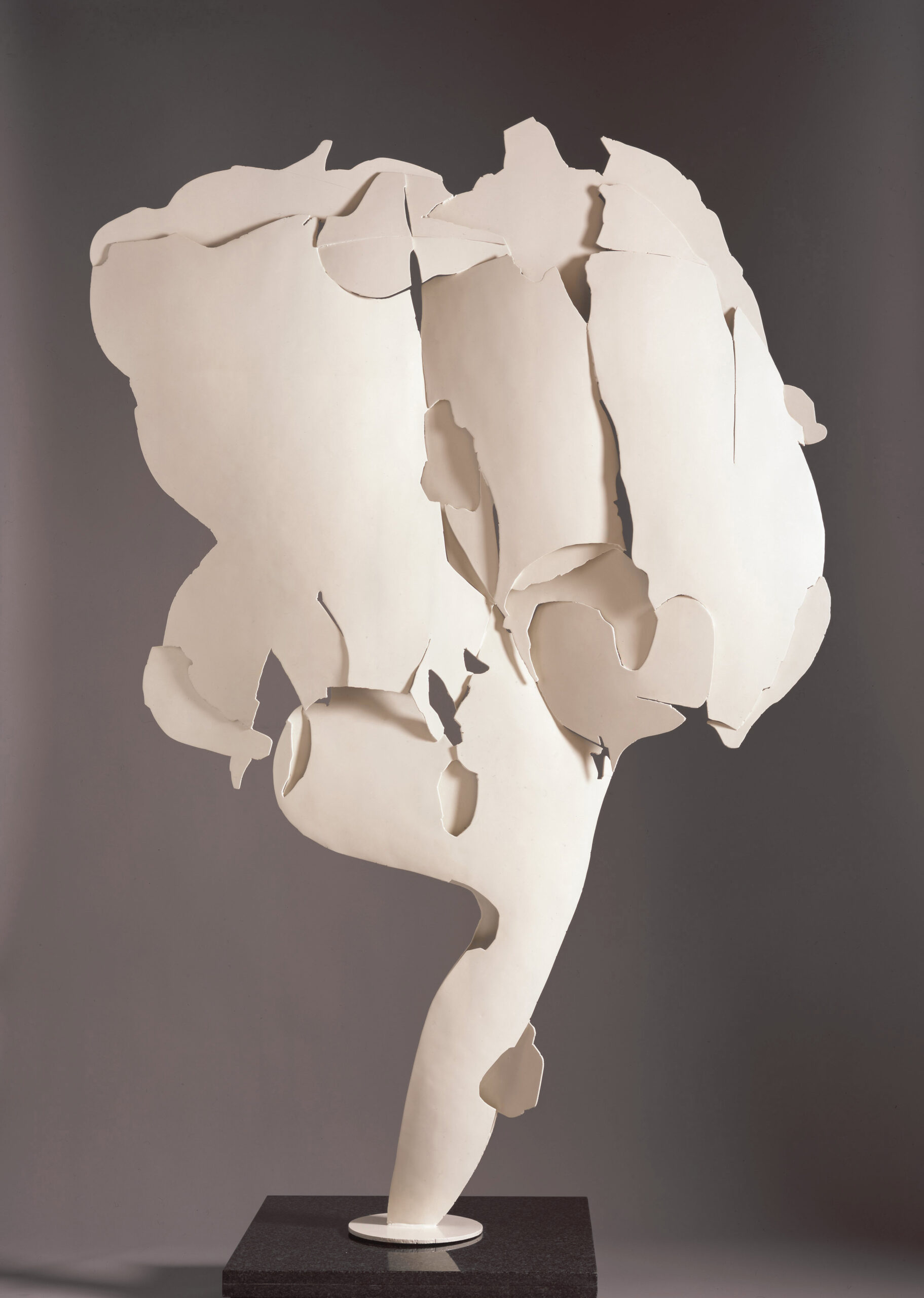 Pietro Consagra Ferro trasparente bianco II, 1966 lastre di ferro, tagliate, curvate, saldate e dipinte a spruzzo con vernice alla nitro 251 x 164 x 11 cm