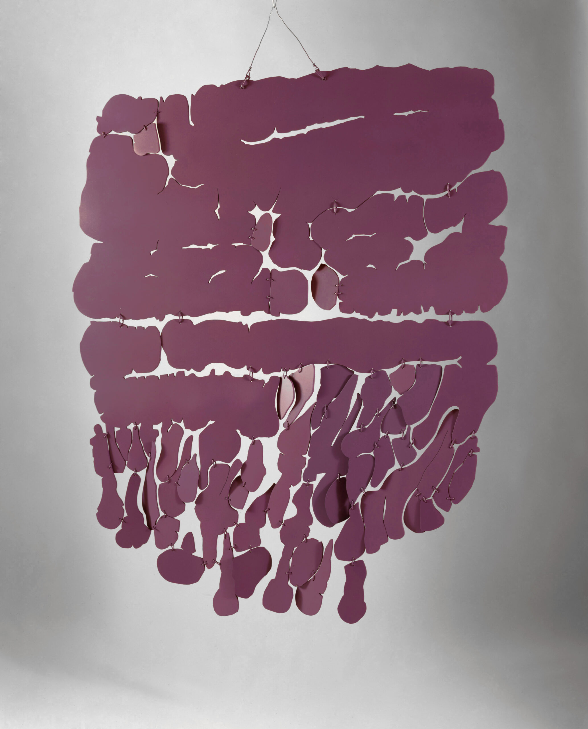Pietro Consagra Piano sospeso viola, 1965 lastre di alluminio, tagliate, collegate con fili d'acciaio e dipinte a spruzzo con vernice alla nitro 145 x 124,2 x 2 cm