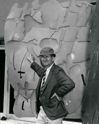 Pietro Consagra nel 1968 a San Antonio, Texas, accanto a Ferro trasparente blu "addio Cimabue" del 1966, esposto all'ingresso del padiglione italiano dall'International Exposition HemisFair