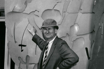 Pietro Consagra nel 1968 a San Antonio, Texas, accanto a Ferro trasparente blu "addio Cimabue" del 1966, esposto all'ingresso del padiglione italiano dall'International Exposition HemisFair