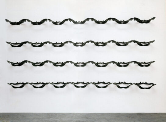 Femmina atroce, 2004
bronzo, installazione di ventotto elementi
126 x 285 x 23 cm