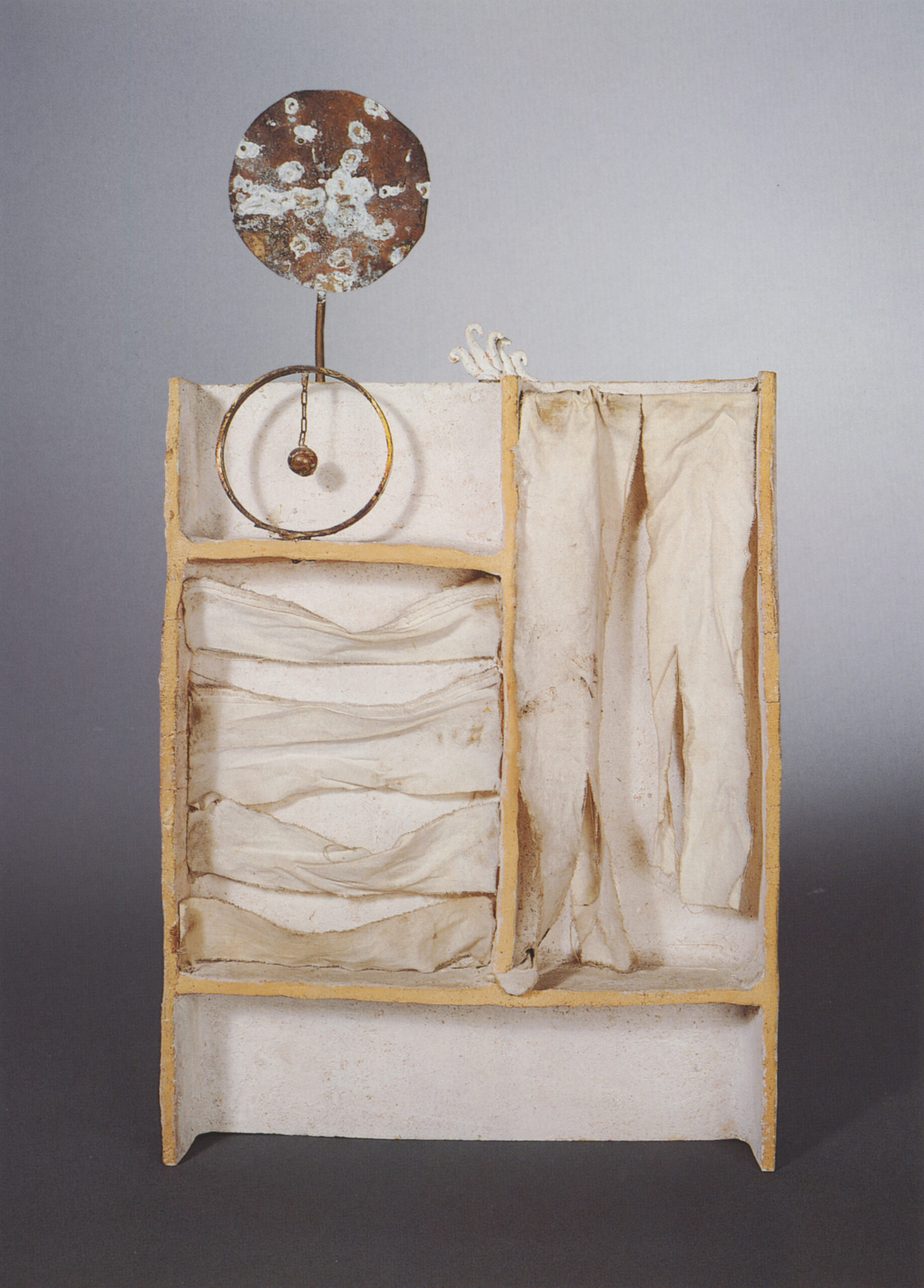 Fausto Melotti Gli stracci, 1963 materiale refrattario dipinto, gesso, ottone, tela, terracotta dipinta 59,8 x 33,5 x 7,5 cm