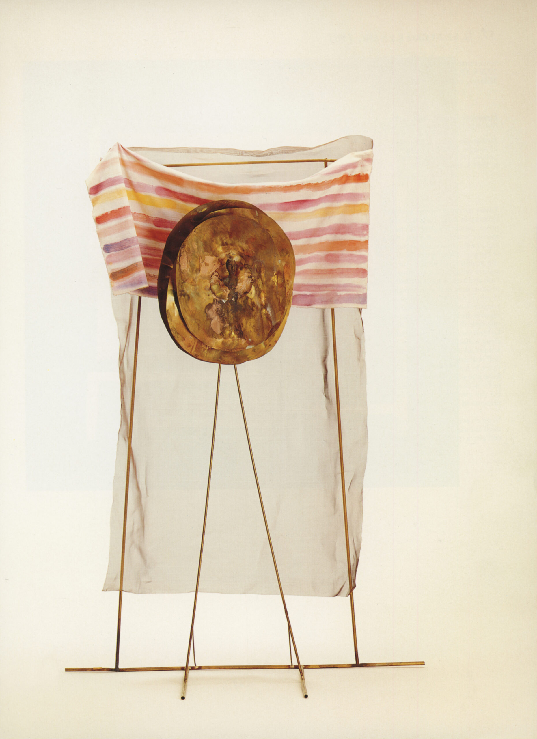 Fausto Melotti Il sole ci guarda, 1979 ottone, bronzo, tela, tempera 116 x 77,7 x 31,5 cm