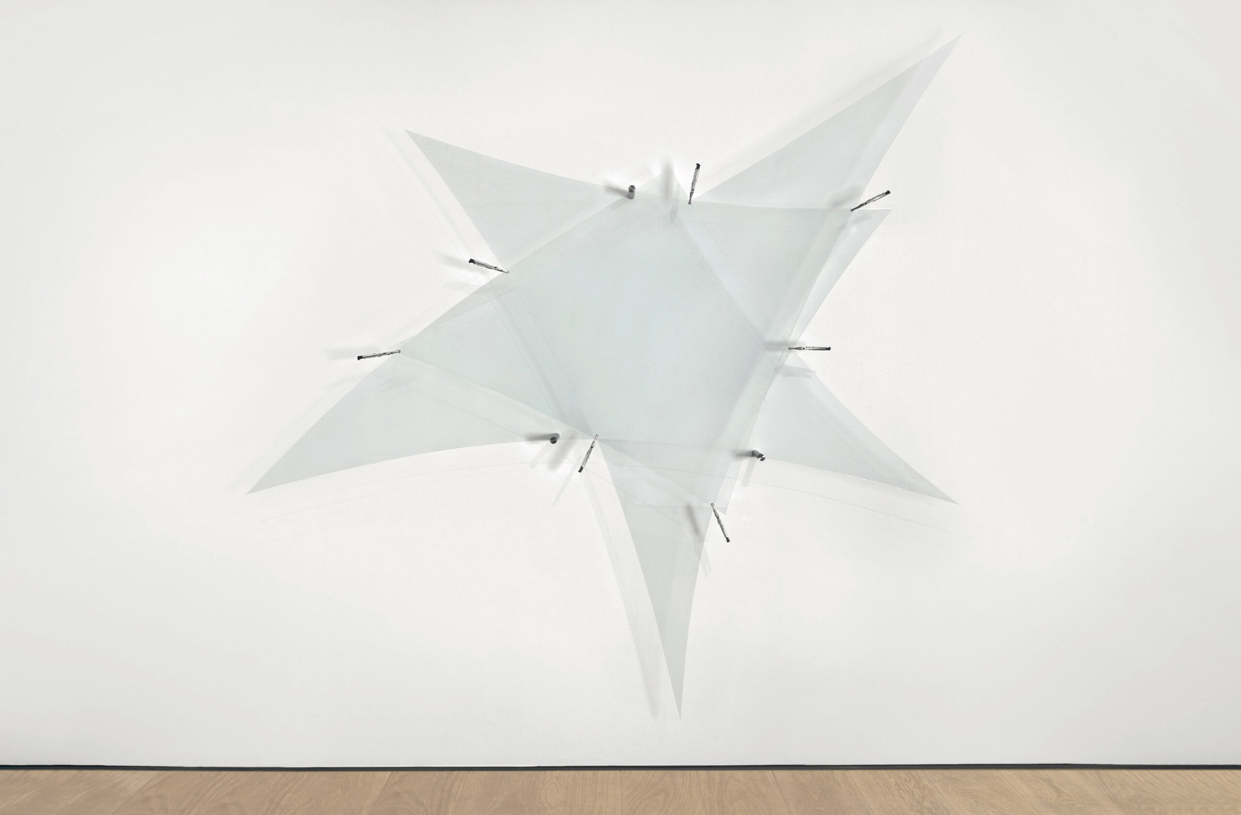 Arcangelo Sassolino
Il vuoto attorno, 2019
vetro e acciaio
251 x 258,6 x 14,1 cm