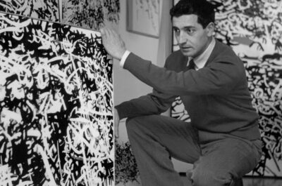 Antonio Sanfilippo nello studio di via del Babuino, Roma, nel 1956 mentre guarda Senza titolo, dello stesso anno