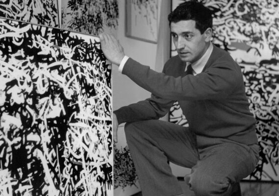 Antonio Sanfilippo nello studio di via del Babuino, Roma, nel 1956 mentre guarda Senza titolo, dello stesso anno
