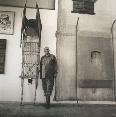 Salvatore Scarpitta fotografato accanto ad alcune sue opere