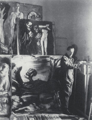 Mario Sironi nel suo studio