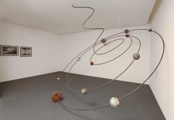 Eliseo Mattiacci Cosmogonia, 1985-1986 acciaio nervato, alluminio, ferro e rame altezza 300 cm, diametro 430 cm