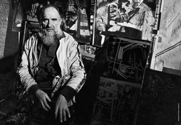 Emilio Vedova fotografato nel suo studio da Paolo Gasparini nel 1980